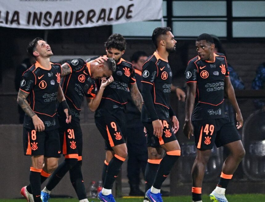 Diniz inicia Libertadores com vitória do Corinthians por 2 a 0 sobre o Platense na Argentina
