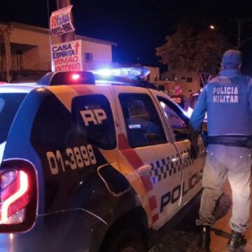 Homem invade casa da ex, agride mulher em festa religiosa e tenta levar filha de 5 anos; caso termina em prisão e hospital