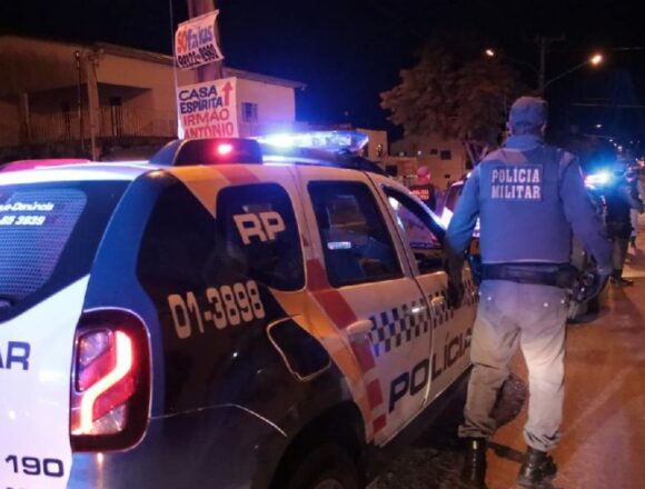 Homem invade casa da ex, agride mulher em festa religiosa e tenta levar filha de 5 anos; caso termina em prisão e hospital
