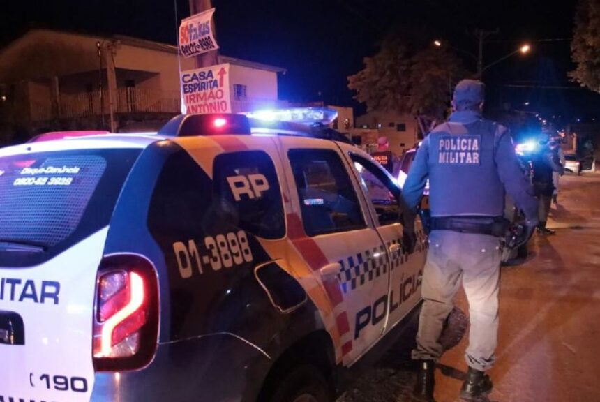 Homem invade casa da ex, agride mulher em festa religiosa e tenta levar filha de 5 anos; caso termina em prisão e hospital