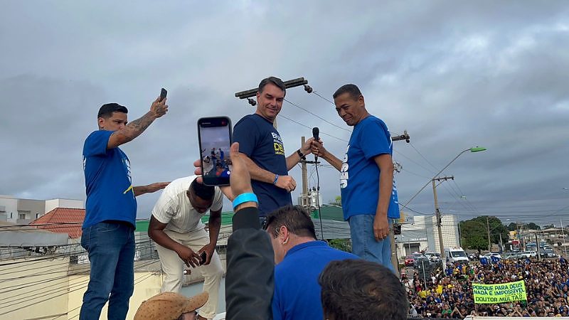 ea92e5ec352d0b55c06e2e2916c91e50 Com Flávio Bolsonaro, Marcha para Jesus em Cuiabá fica longe das multidões e evidencia desgaste da direita