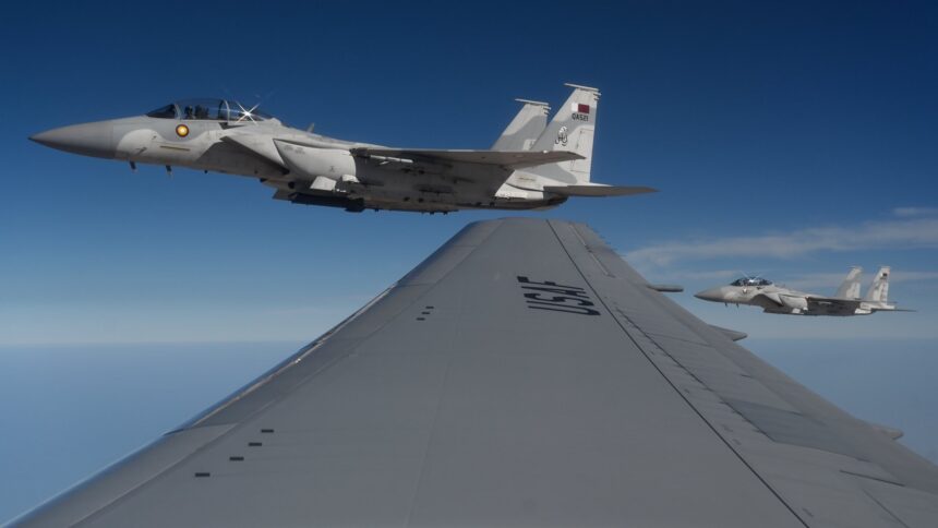 Defesa aérea intercepta mísseis iranianos disparados contra bases no Kuwait Foto: Reprodução/X/@CENTCOM