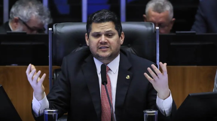 Senadores avaliam PEC do fim da escala 6x1 sob forte pressão eleitoral governistas, integrantes do centrão e até pela oposição, de que votar contra a m