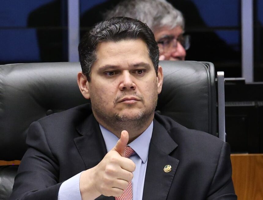 Presidente do Senado defende debate aprofundado sobre PEC da jornada de trabalho