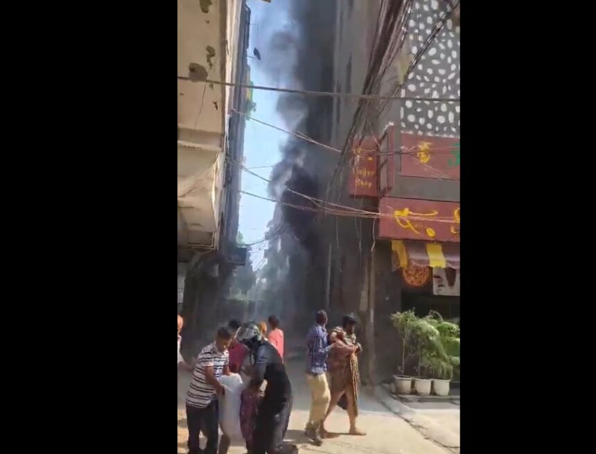 Incêndio devastador em hotel indiano resulta em 21 mortos e mobiliza equipes de resgate
