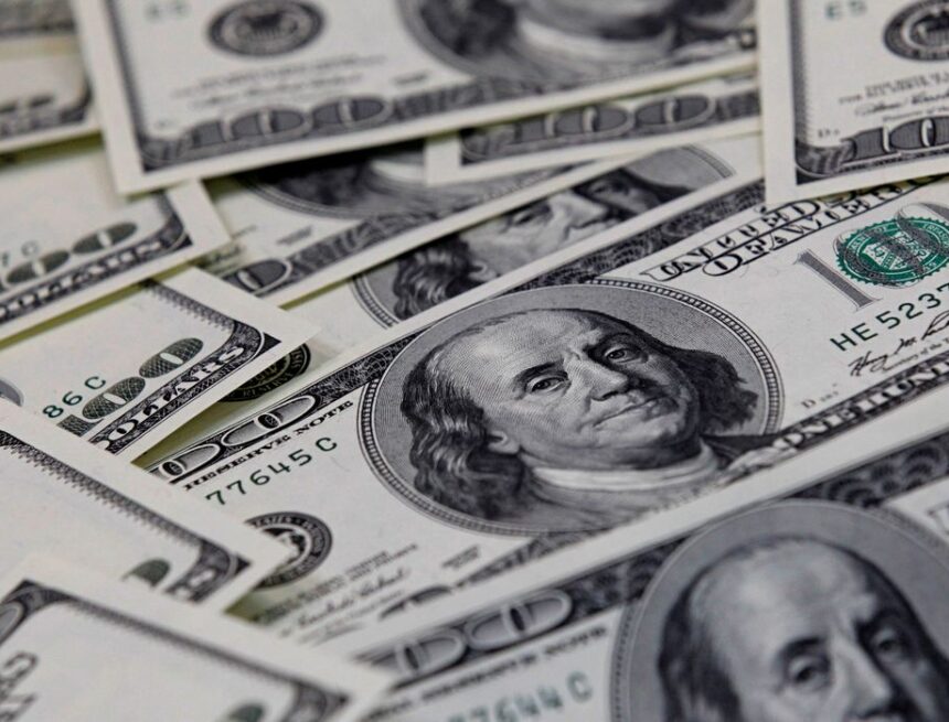 Mercado brasileiro sente impacto de tensões globais com bolsa em queda e dólar em alta