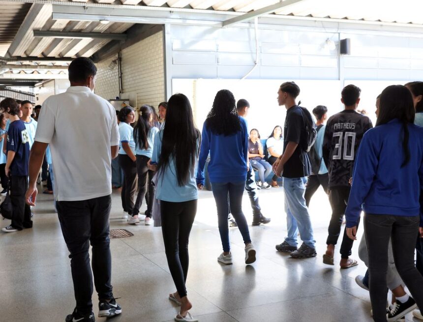 Inscrição no Enem 2026: alunos do Pé-de-meia garantem isenção e incentivo extra