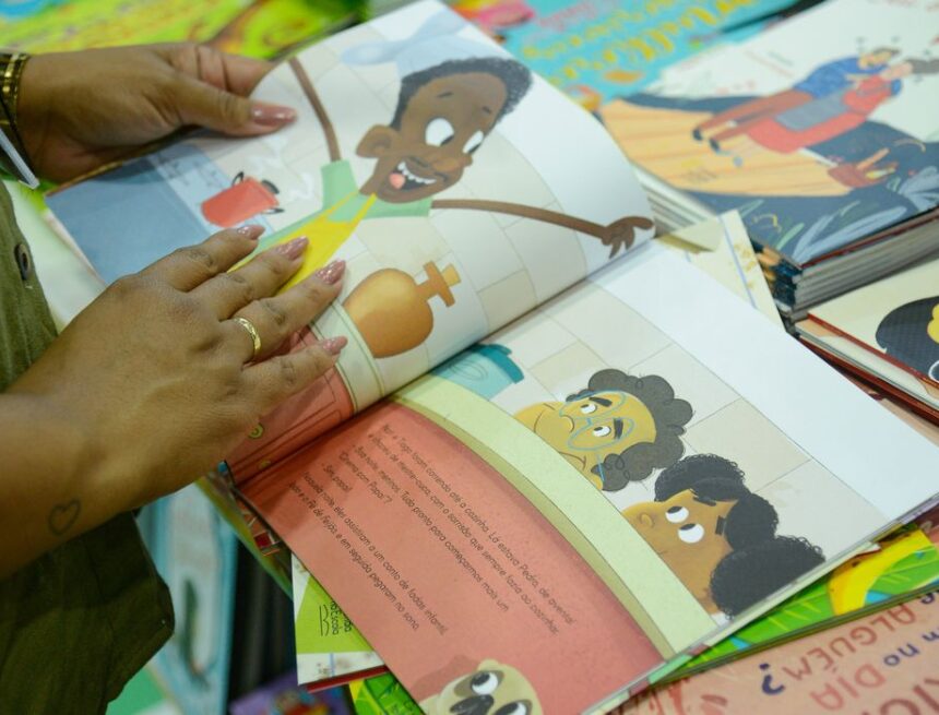 Bienal nas Escolas inova com tema da Copa para fomentar leitura em comunidades cariocas