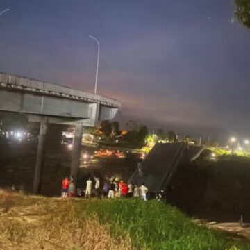 Segundo os bombeiros, cerca de 60% da ponte cedeu.