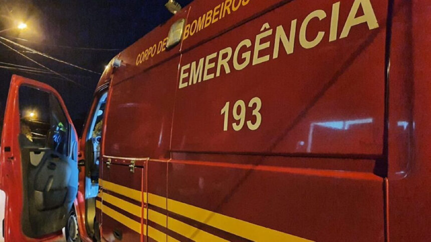 Acidente trágico na madrugada: motociclista morre após perder controle e colidir com poste A morte de Django da Rocha El Hage foi confirmada por socorristas do Corpo de Bombeiros