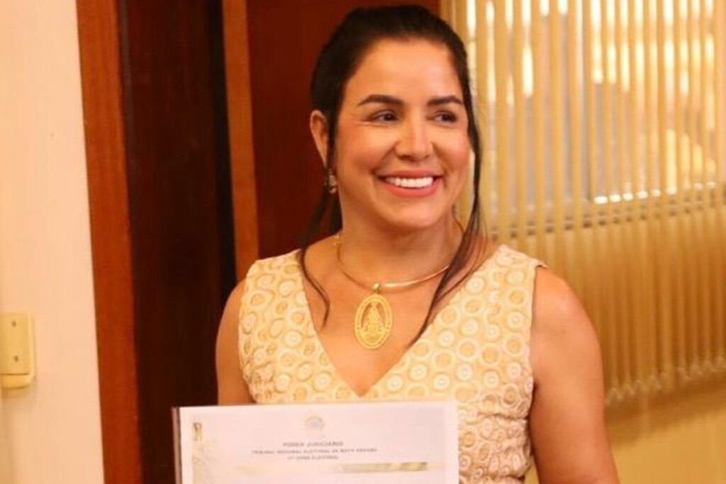 Vice-prefeita entregou R$500 a uma eleitora por apoio político e presença em comício.