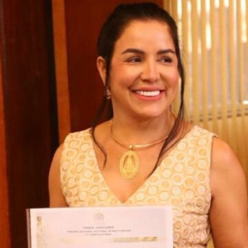 Vice-prefeita entregou R$500 a uma eleitora por apoio político e presença em comício.