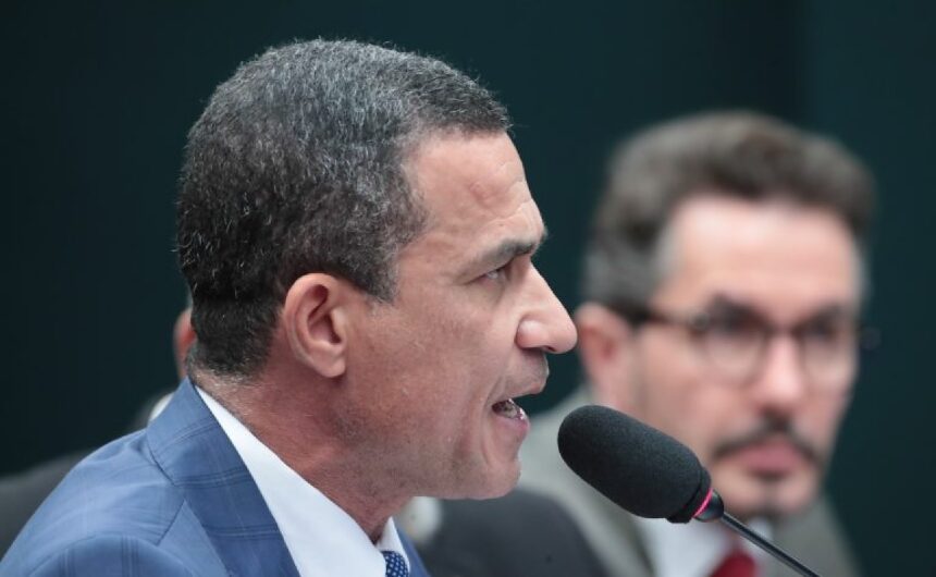 A proposta apresentada pelo Coronel Assis (PL) passará agora por uma comissão especial para nova análise.