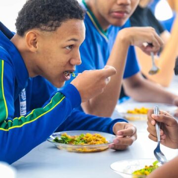 Cantinas escolares estão proibidas de comercializar uma lista de alimentos proibidos pela Seduc.