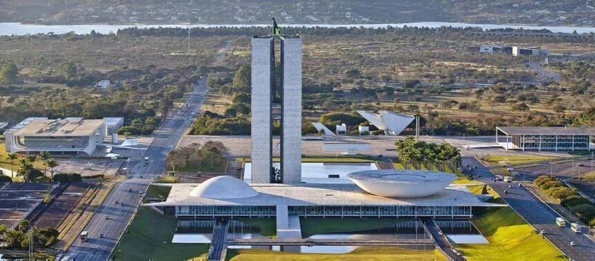 centuais, o material mostra recuo da desaprovação do Congresso. Em maio, esse in