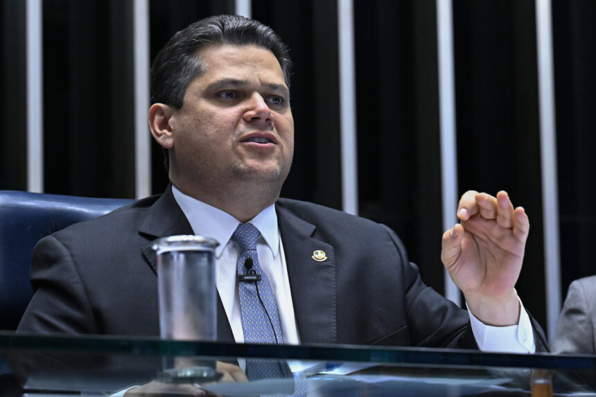 Davi Alcolumbre nega recebimento de valores e promete reação judicial contra denúncias Foto: Waldemir Barreto/Agência Senado