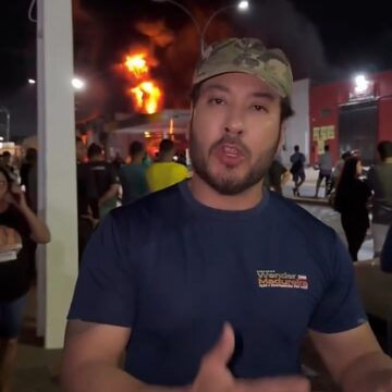 Incêndio destruiu parte de prédio anexo da Secretaria de Educação, onde, segundo vereador, estavam armazenados uniformes escolares e livros.
