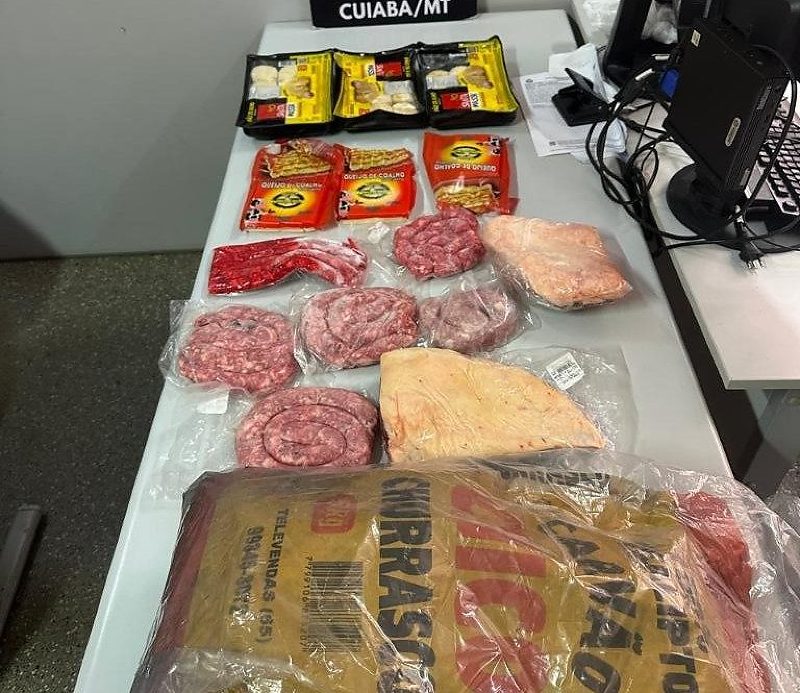 Dupla é detida em Cuiabá por receptação de carne e carvão roubados em assalto a açougue Mercadoria avaliada em R$ 2,8 mil havia sido levada por falsos policiais militares