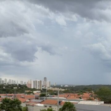 Apesar do calor ainda presente, com máxima prevista de 34°C, a chegada da chuva altera a sensação térmica ao longo das próximas horas.