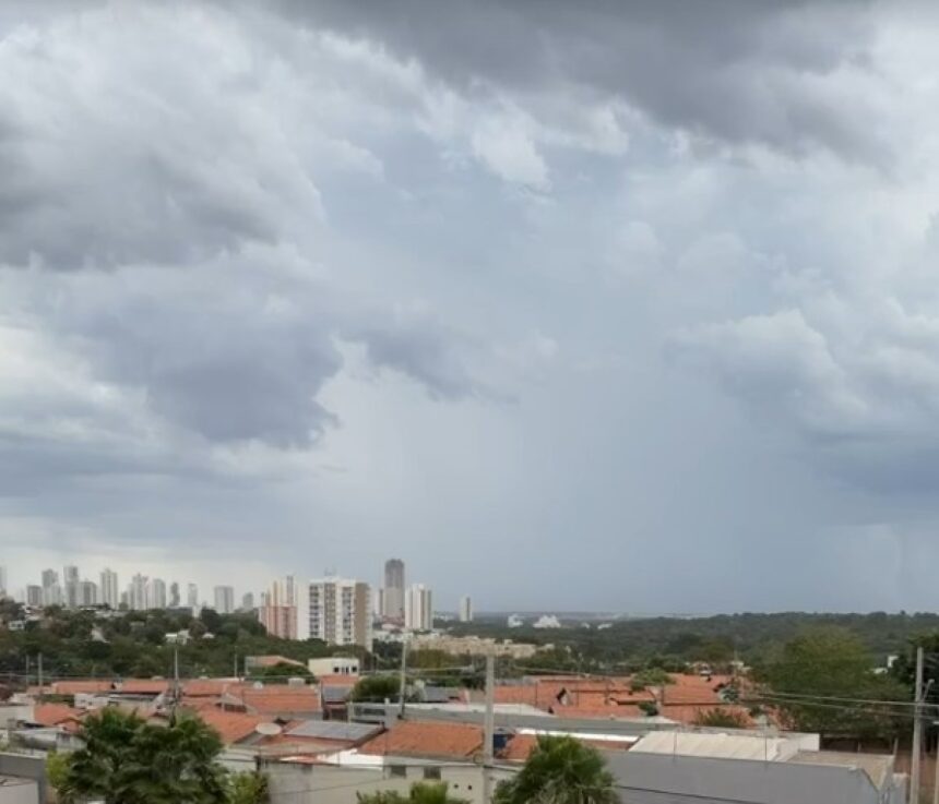 Virada no tempo: Cuiabá registra chegada da chuva e queda acentuada de temperaturas Apesar do calor ainda presente, com máxima prevista de 34°C, a chegada da chuva altera a sensação térmica ao longo das próximas horas.