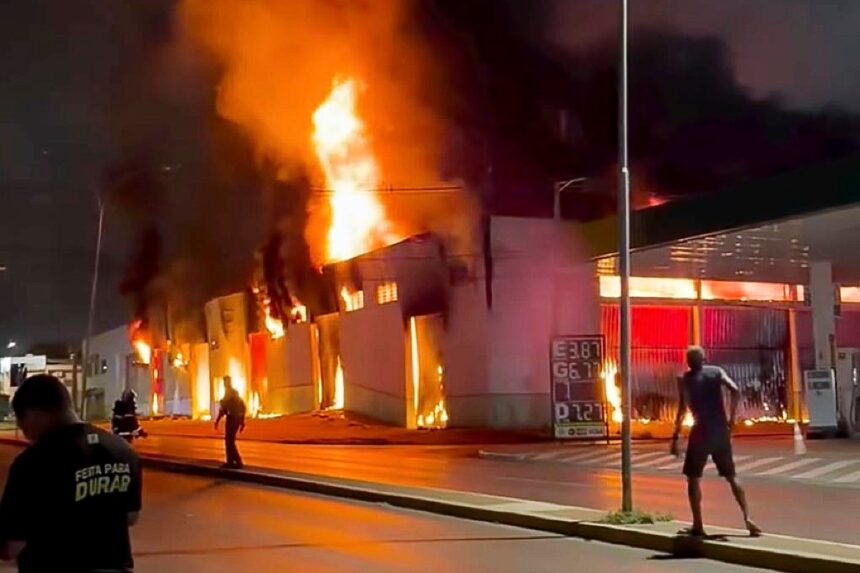 Várzea Grande: comissão avalia prejuízos após incêndio em depósito da educação Comissão tem prazo de 45 dias para fazer levantamento dos danos causados pelo incêndio no depósito da Secretaria Municipal de Educação de VG