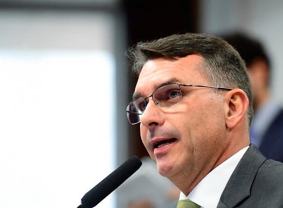 Flávio Bolsonaro articula defesa contra tarifas dos EUA e critica inércia de Lula na Comissão de Comércio Internacional dos Estados Unidos. O parlamentar quer dis