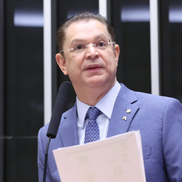 ele, apaguei a postagem.” Apesar de cumprir a determinação do STF, o parlamentar