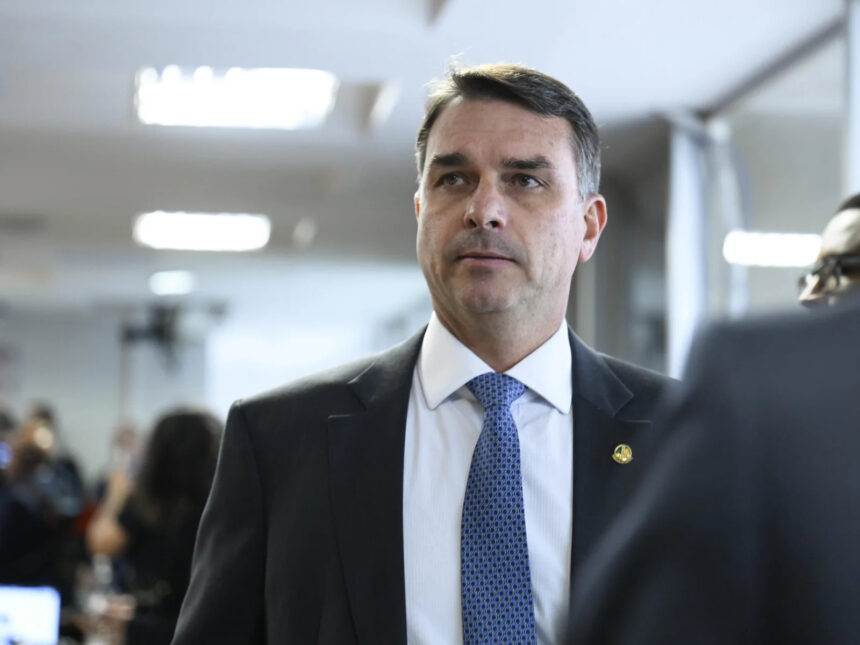 Depoimento de Flávio Bolsonaro em inquérito de calúnia contra Lula é cancelado pela PF