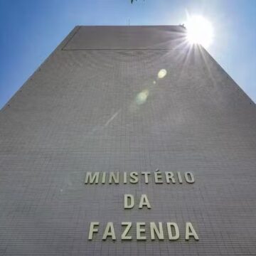 Abandono de reformas econômicas impede avanço e condena Brasil ao atraso, alerta editorial