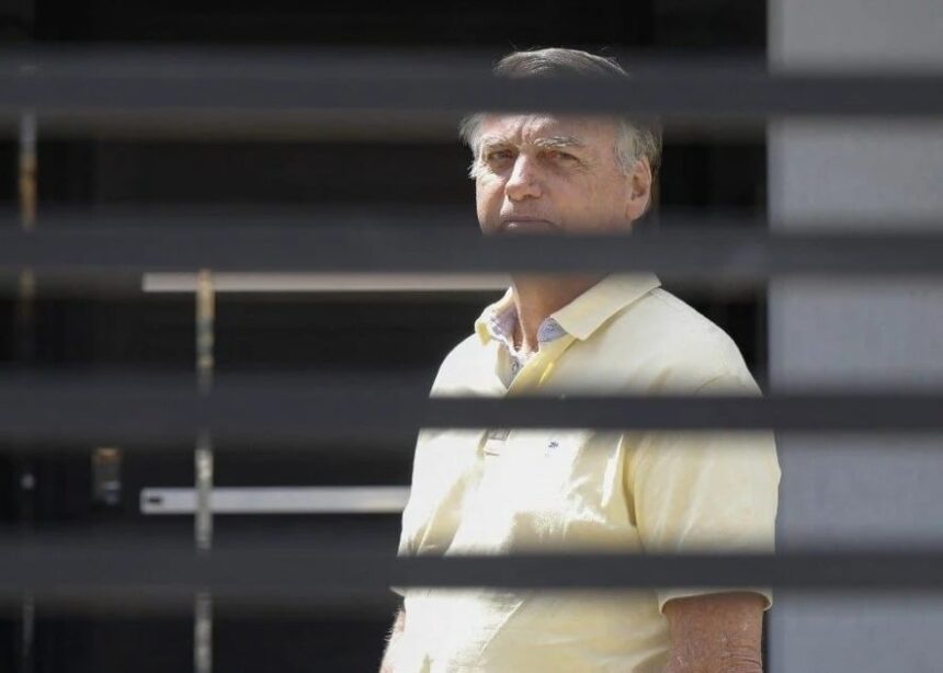 Ações judiciais contra Bolsonaro: debate sobre limites e perseguição política Ações judiciais contra Bolsonaro: debate sobre limites e perseguição política
