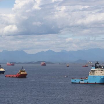 Empresas de reparo naval são denunciadas por descarte ilegal de resíduos na Baía de Guanabara Empresas de reparo naval são denunciadas por descarte ilegal de resíduos na Baía de Guanabara