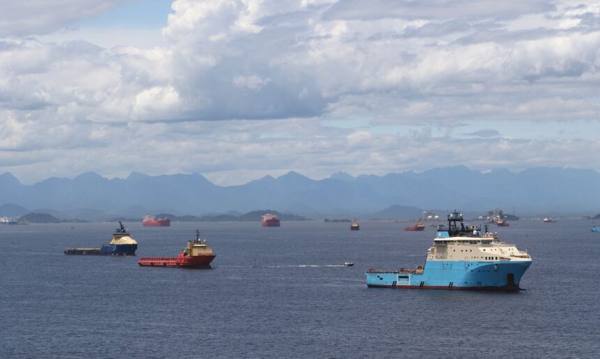 Empresas de reparo naval são denunciadas por descarte ilegal de resíduos na Baía de Guanabara Empresas de reparo naval são denunciadas por descarte ilegal de resíduos na Baía de Guanabara