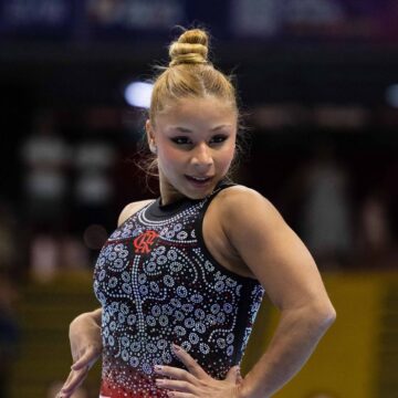 Flávia Saraiva consagra-se com ouro duplo na ginástica artística brasileira