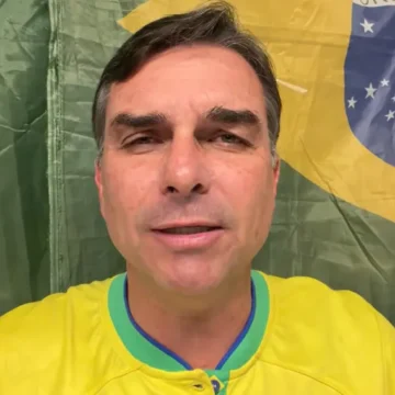 Flávio Bolsonaro lança pré-campanha com críticas ao STF e promessas de reforma administrativa