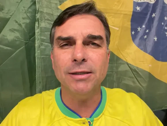 Flávio Bolsonaro lança pré-campanha com críticas ao STF e promessas de reforma administrativa