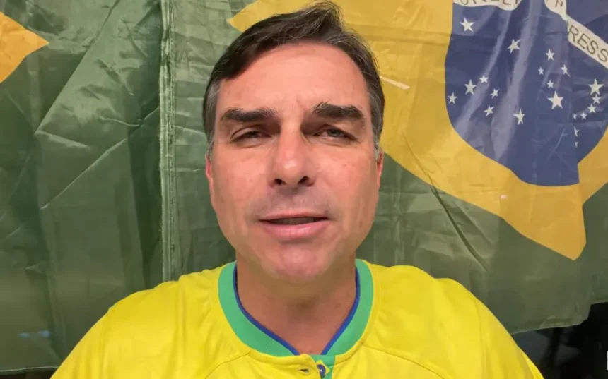 Flávio Bolsonaro lança pré-campanha com críticas ao STF e promessas de reforma administrativa Flávio Bolsonaro lança pré-campanha com críticas ao STF e promessas de reforma administrativa
