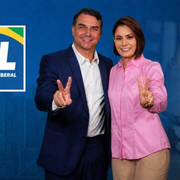 Flávio e Michelle Bolsonaro reforçam aliança eleitoral em vídeo conjunto