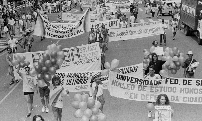 Movimento Lgbtqia+: exposição resgata história com fotos de Alice Oliveira Movimento Lgbtqia+: exposição resgata história com fotos de Alice Oliveira