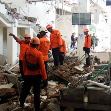 Terremoto de 7.7 graus na Indonésia deixa 47 mortos e dificulta resgates