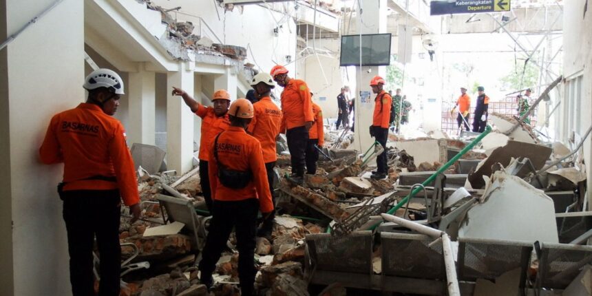Terremoto de 7.7 graus na Indonésia deixa 47 mortos e dificulta resgates Terremoto de 7.7 graus na Indonésia deixa 47 mortos e dificulta resgates