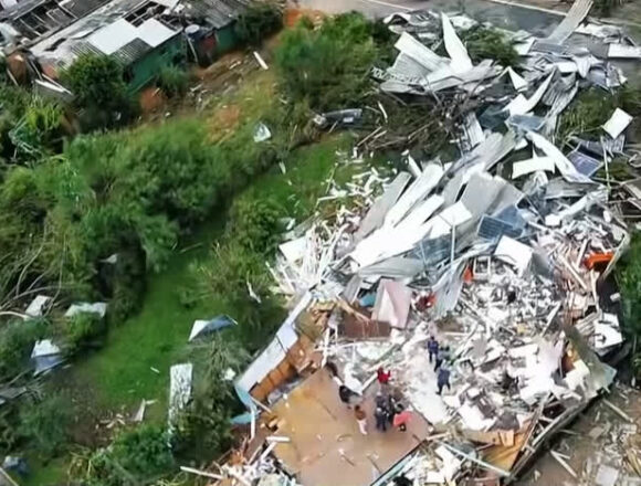 Ventos intensos causam destruição em Minas do Leão e desalojam centenas de moradores Ventos intensos causam destruição em Minas do Leão e desalojam centenas de moradores