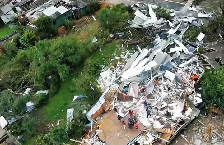Ventos intensos causam destruição em Minas do Leão e desalojam centenas de moradores Ventos intensos causam destruição em Minas do Leão e desalojam centenas de moradores