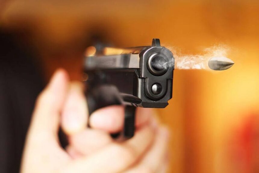Autoridades apuram homicídio após homem ser encontrado morto com múltiplos tiros Autoridades apuram homicídio após homem ser encontrado morto com múltiplos tiros