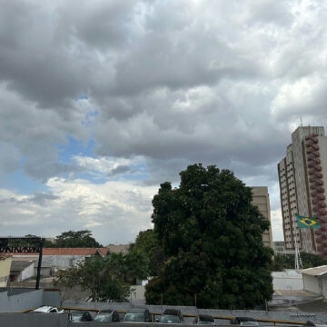 Cuiabá: céu nublado traz breve trégua ao calor intenso com previsão de chuva