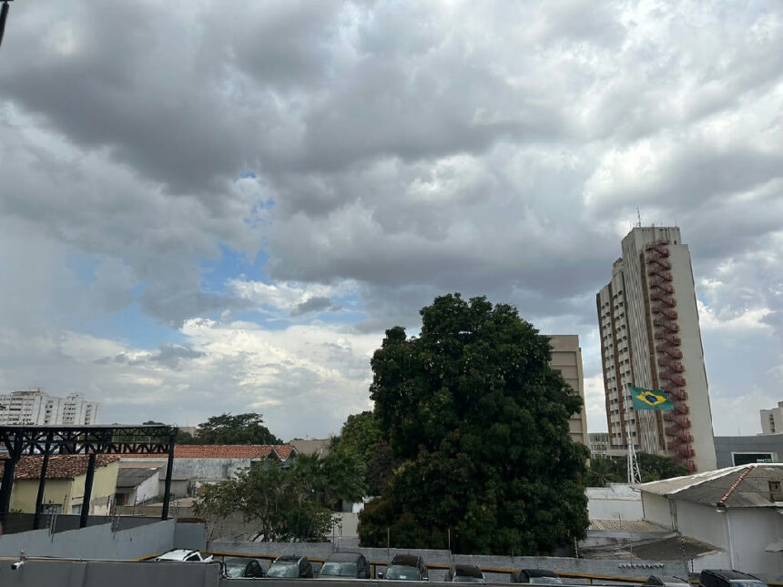 Cuiabá: céu nublado traz breve trégua ao calor intenso com previsão de chuva
