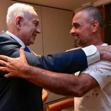 Passageiro é aclamado por Netanyahu após ação heroica que evitou tragédia em voo da Flydubai Passageiro é aclamado por Netanyahu após ação heroica que evitou tragédia em voo da Flydubai