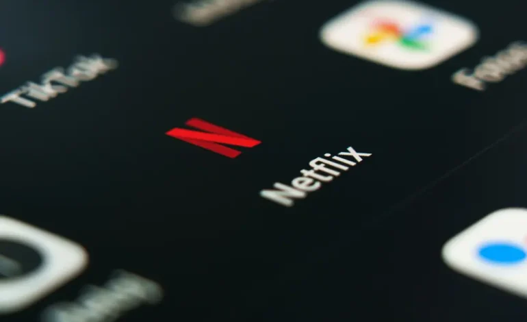 Ações da netflix despencam na nasdaq com desaceleração de receita e demissões