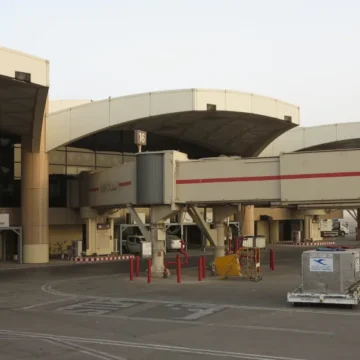 Aeroporto saudita sofre ataques houthi com mísseis e drones, deixando vítimas e danos