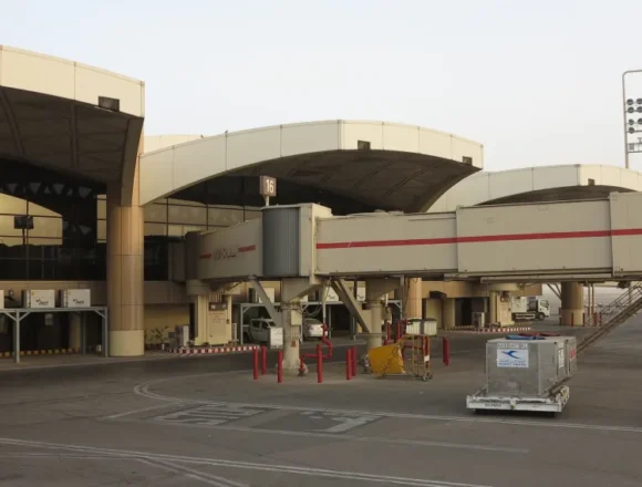 Aeroporto saudita sofre ataques houthi com mísseis e drones, deixando vítimas e danos