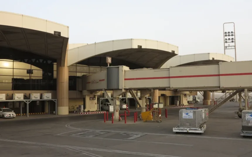 Aeroporto saudita sofre ataques houthi com mísseis e drones, deixando vítimas e danos Aeroporto saudita sofre ataques houthi com mísseis e drones, deixando vítimas e danos